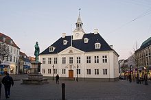 The auld Toun Haw on the squerr in Randers wi a statue o Niels Ebbesen in front.