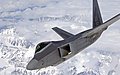 Alaska semalarında görüntülenen bir F-22 Raptor