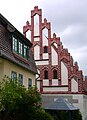 Prälatenhaus: Ehemaliges Domherrenhaus in halboffener Bebauung, heute Wohnhaus, mit seitlicher Stützmauer zur Gasse Rote Stufen und Seitenflügel zum Hof