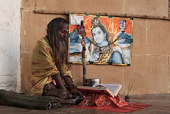 Un sâdhu devant une représentation de Shiva, à Varanasi (Uttar Pradesh). (définition réelle 1 905 × 1 280)