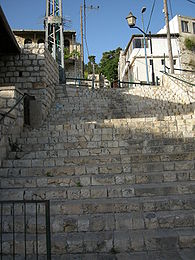 המדרגות שבנו הבריטים לצורך שליטה טובה בעיר מהמצודה בראש ההר