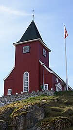 De to kirker i Sisimiut er beliggende i umiddelbar nærhed af hinanden. Venstre: Sisimiut Gl. Kirke (1775). Højre: Sisimiut Ny Kirke (1926)