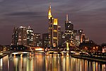 Vista desde el puente Deutschherrnbrücke de la zona de rascacielos Mainhattan, en la ciudad de Fráncfort del Meno, Alemania