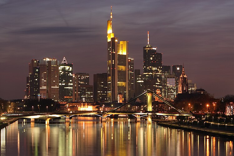 Центр города Франкфурт-на-Майне (Германия), вид с моста Дойчхерн