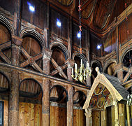 Vue intérieur avec le baldaquin de l'autel gothique.