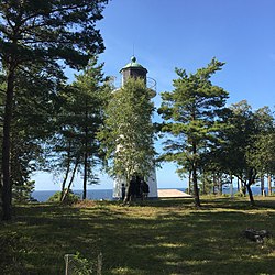 Stenkyrkehuk fyr från land.