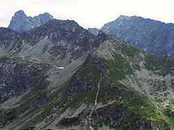 Hrubý štít od západu, v pozadí Mengusovské štíty (vlevo) a Kôprovský štít (vpravo)