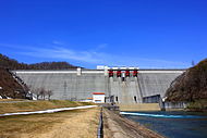 流域を苦しめた「玉川毒水」を解消した玉川ダム（玉川）。人造湖である宝仙湖で中和が行われる。