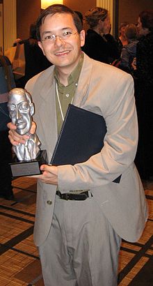 L'il·lustrador australià Shaun Tan somriu amb el premi al millor artista a les mans. El premi és el bust de H. P. Lovecraft que s'entregava als guanyadors del Premi Mundial de Fantasia fins a l'any 2015.