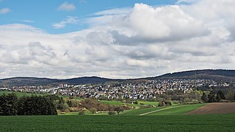 Blick von Nordwest auf Taunusstein. Horizont ist der Taunushauptkamm, die Eiserne Hand ist die Senke knapp unterhalb der Bildmitte.