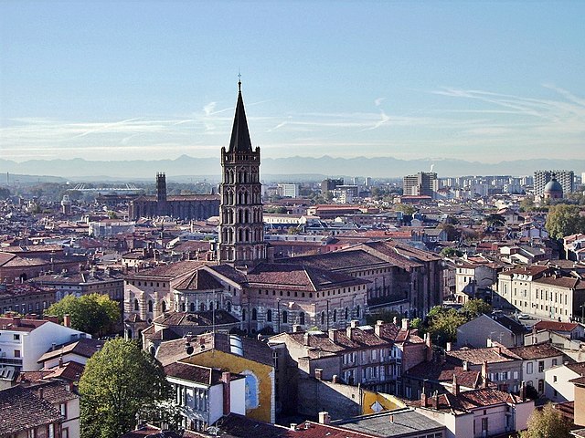 Vue du dessus de la ville de Toulouse avec au centre le clocher de la basiilique Saint-Sernin