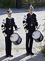 Musiksoldater med vapenrock m/1886 anlägger bragoner istället för epåletter.