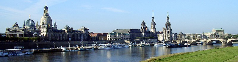 Flere af flådens hjuldampere fremfører Dresdens skyline.