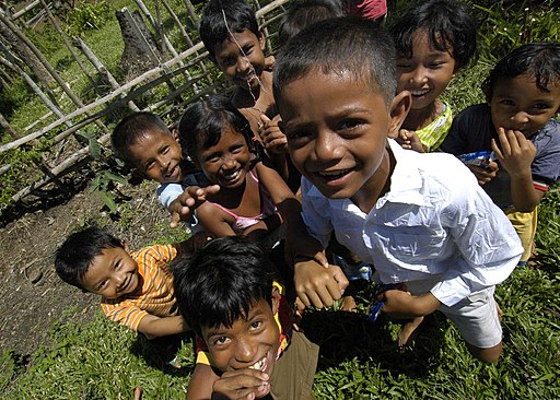 US Navy 050115-N-9951E-143 Children smile and gather for a group photo in the town of Lamno, Sumatra