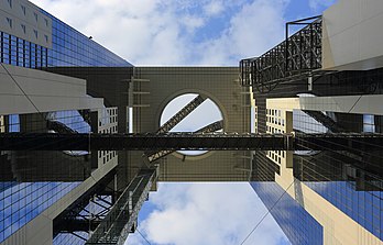 Vista do Umeda Sky Building, um arranha-céu de 173 metros de altura, situado em Osaka, Japão. (definição 5 558 × 3 568)