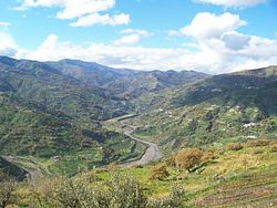 Vue panoramique de la vallée de l'Agrò depuis le village de Casalvecchio Siculo.