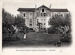 sons in the gardens at Villa Arbelaiz