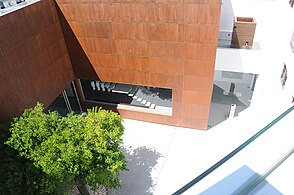 Vista área do pátio do Museu Jorge Rando.