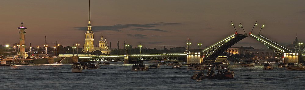 Вид на Стрелку Васильевского острова, Петропавловскую крепость, Дворцовый мост через Неву в Белые ночи. 0:35 3 июля 2010 г.