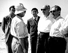 נחום גולדמן (ראשון מימין) ומשה קול (שני מימין) מבקרים באשדוד, 1958