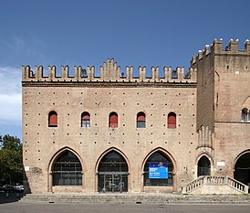 Палаццо дель Подеста на площади Кавур