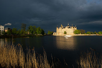 Castelo de Schwerin ao sol da tarde logo após uma tempestade, Mecklemburgo-Pomerânia Ocidental, Alemanha. (definição 4 736 × 3 158)
