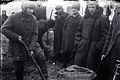 Tunnistajad "kulaku" väljakaevatud viljakoti juures. Grišino küla, Donetski oblast.