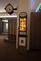 Buchautomat, 1930er-Jahre, funktionsfähig, bestückt mit aktuellem Reclam-Heften im DBMuseum Nürnberg