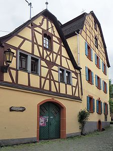 Hochstraße 35 bezeichnet 1735 und 1783/85, ehem. Kelterhaus