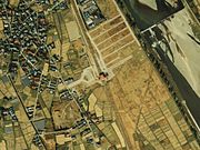1983年頃の建設中の当駅上空写真。駅東側で区画整理が進められている。国土交通省 国土地理院 地図・空中写真閲覧サービスの空中写真を基に作成