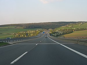 Blick in nordöstlicher Richtung über die Taubertalbrücke auf die Anschlussstelle Tauberbischofsheim