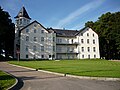 Gutshaus mit Gedenktafel zur Bodenreform und Gutspark