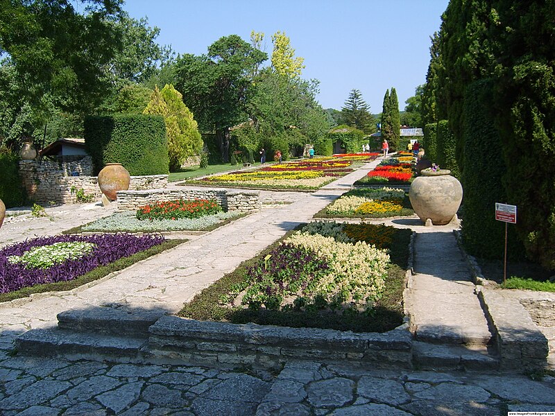 Файл:Balchik Palace garden ifb.JPG