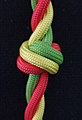 oder der Doppelte Taljereepsknoten häufig an Lederbändern in Verbindung mit Schmuck verwendet.