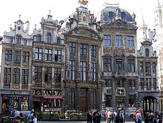 Grand Place de Bruxeles (1695-1699). Foi carauterísticu la incorporación de carauterístiques barroques a edificios espacios públicos d'otres ciudaes, destacadamente Viena, Ámsterdam o Venecia (amás de les yá citaes Madrid o Roma).