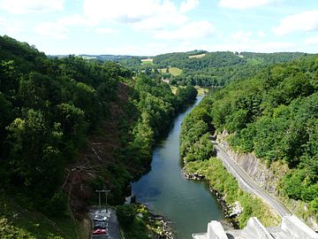 En aval du barrage, la Cère sépare Saint-Gérons (à gauche) de Saint-Étienne-Cantalès (à droite).