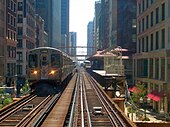 Een trein op de Brown Line op het station Madison/Wabash