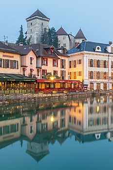 Le quai Perrière bordant le Thiou, et le château d'Annecy (Auvergne-Rhône-Alpes). (définition réelle 4 000 × 6 000)