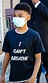 ילד הלובש חולצת "אני לא יכול לנשום" (I can't breathe)