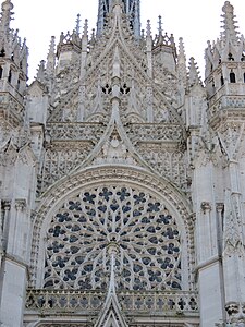 Façade nord du transept. La décoration extérieure, aussi exubérante que délicate, relève du gothique flamboyant.