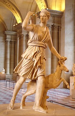 A „Versailles-i Artemisz”, egy hellén szobor római másolata, jelenleg a Louvre-ban található