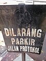 Rambu larangan parkir di jalan protokol Jakarta