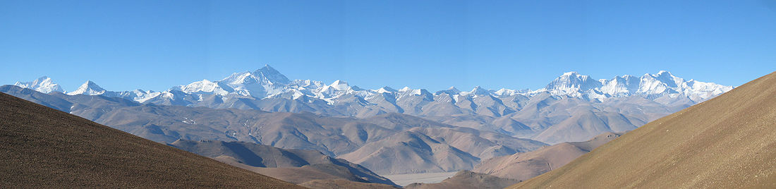 Panorama do Monte Evereste  visto a partir do Planalto Tibetano.