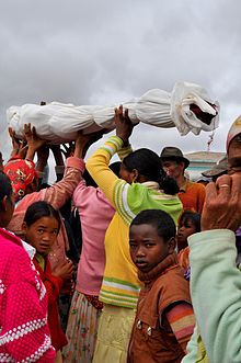 Фамадихана перезахоронение предка разана Мадагаскар.jpg