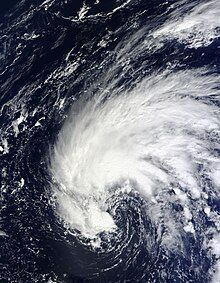 Imagem satelital da tempestade subtropical Fay sobre o oceano aberto