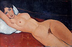 Tableau dans des tons chauds d'une femme nue allongée, coupée aux genoux, bras relevé, bassin tourné vers le spectateur