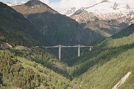Le viaduc du Ganter, remplaçant depuis 1980 l'ancien pont sur la route nord du col.