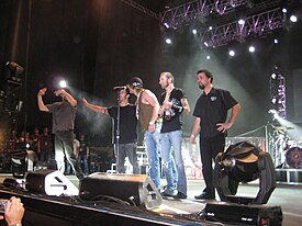 Godsmack в 2007 году. Слева направо: Робби Меррилл, Салли Эрна, Крисс Энджел, Шеннон Ларкин, Тони Ромбола.