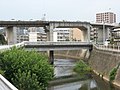 宝殿橋と岡上跨線橋（奥）