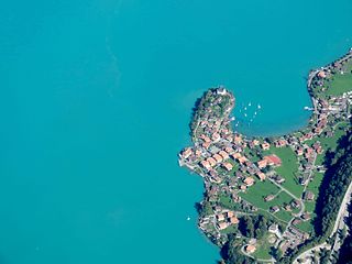 Vue aérienne de la péninsule d'Iseltwald (de) avec le château de Seeburg.